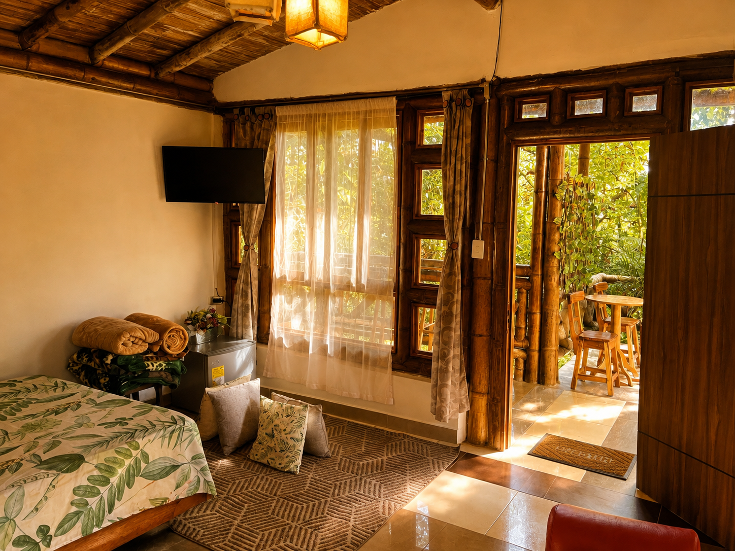 Interior de Ananda Luxury con cama queen, Smart TV y acceso a la terraza