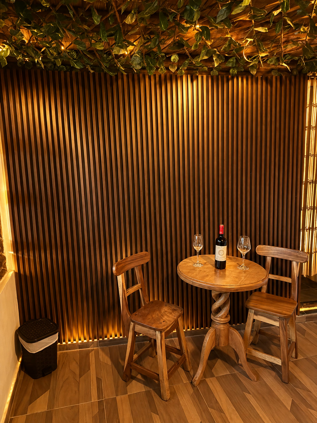 Mesa de madera de Magic con vino y decoración